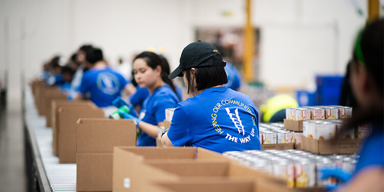 City National Bank colleagues volunteer the Los Angeles Regional Food Bank
