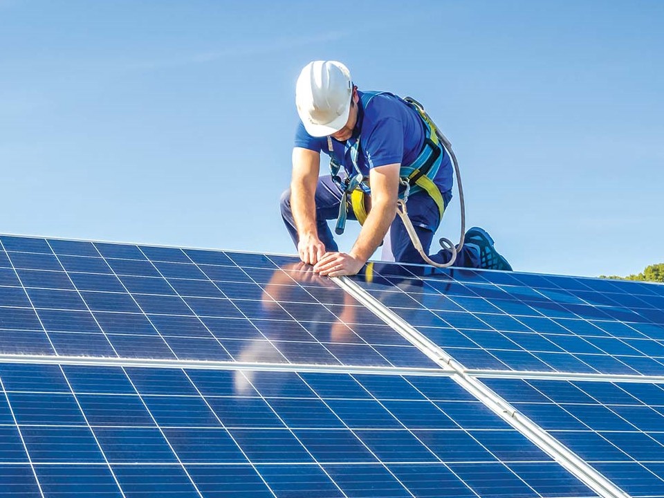 solar-panel-worker-4x3